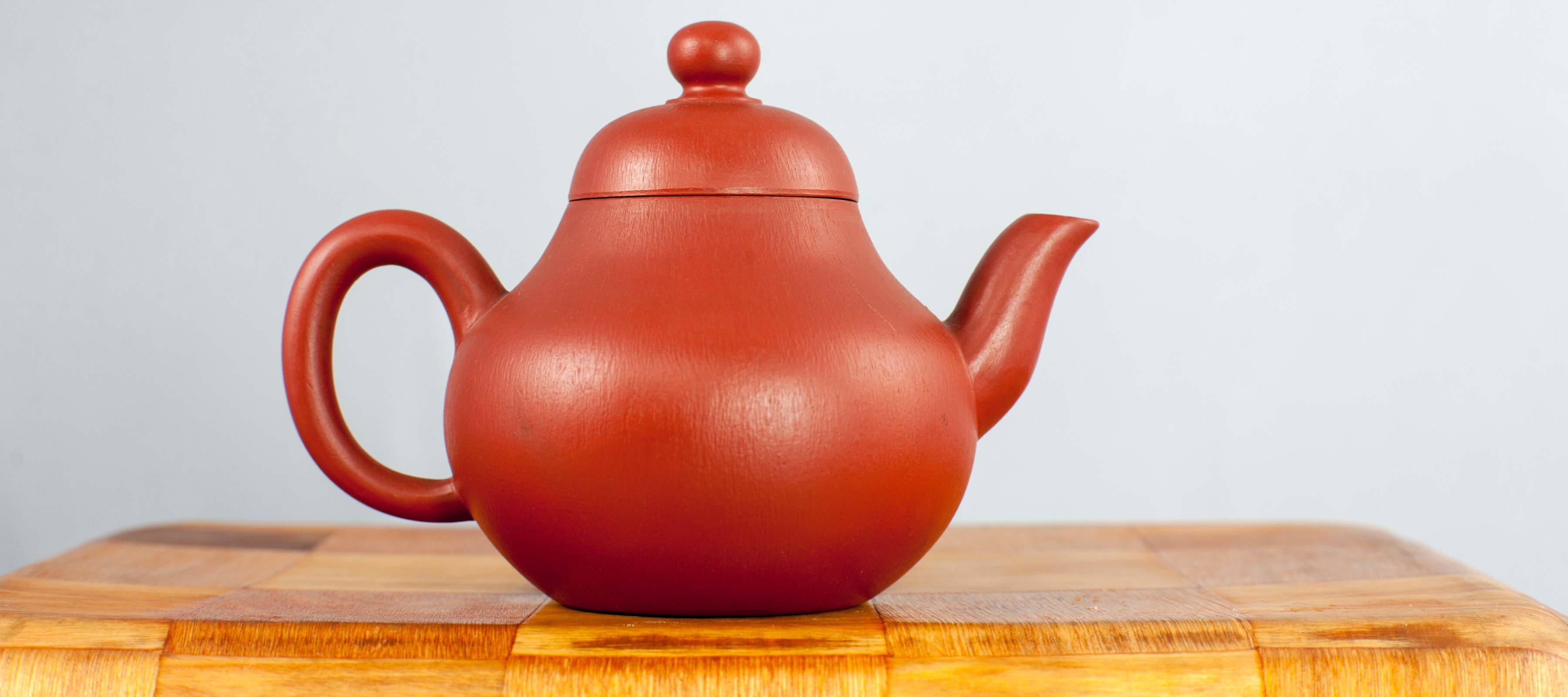 https://tealao.com/en/resource/image/tea-school/ceramics-and-teaware/yixing-teapots/si-ting-pear-shaped-yixing-teapot.jpg